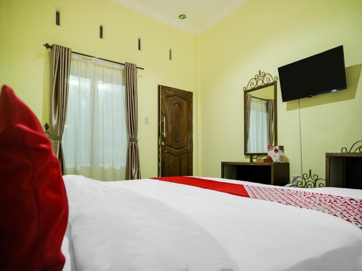 Capital O 540 Esther Hotel Balige Luaran gambar