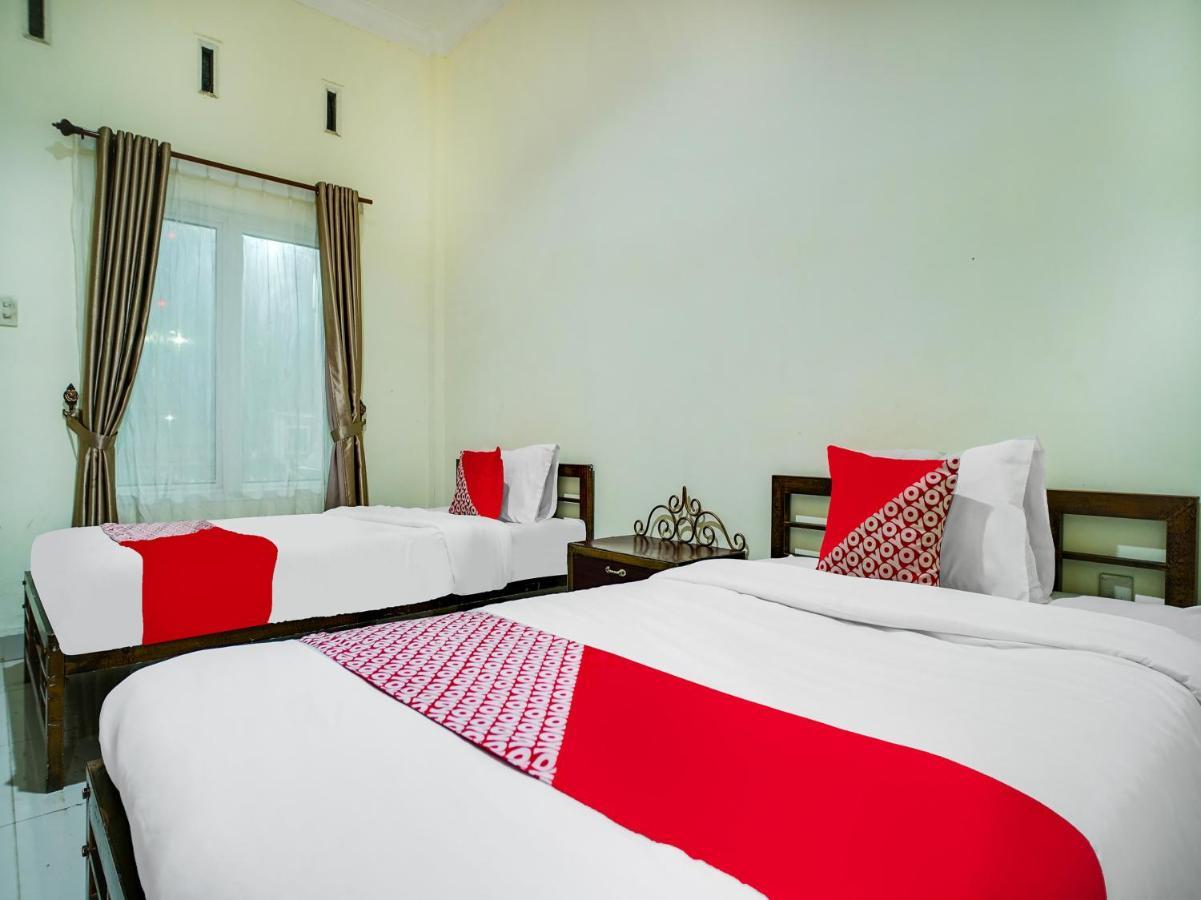 Capital O 540 Esther Hotel Balige Luaran gambar