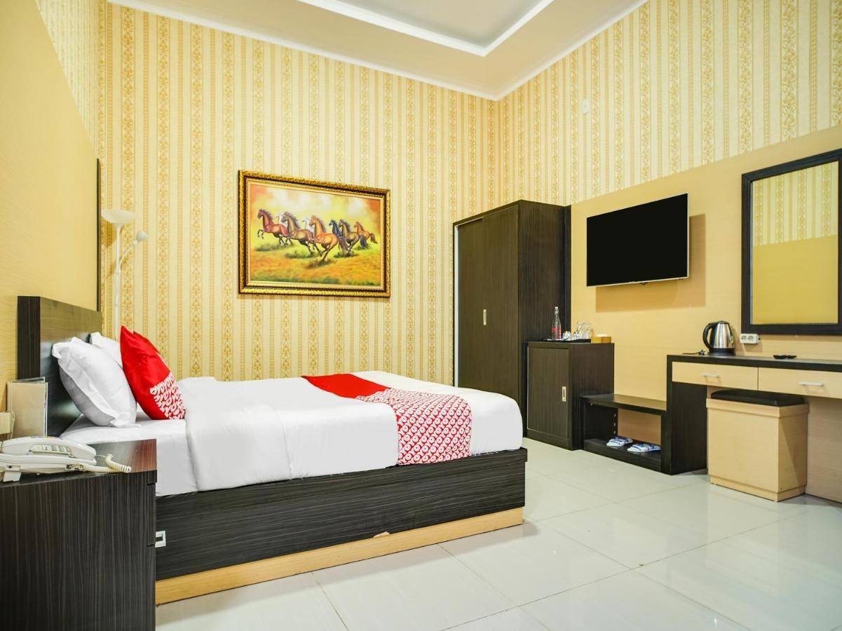 Capital O 540 Esther Hotel Balige Luaran gambar