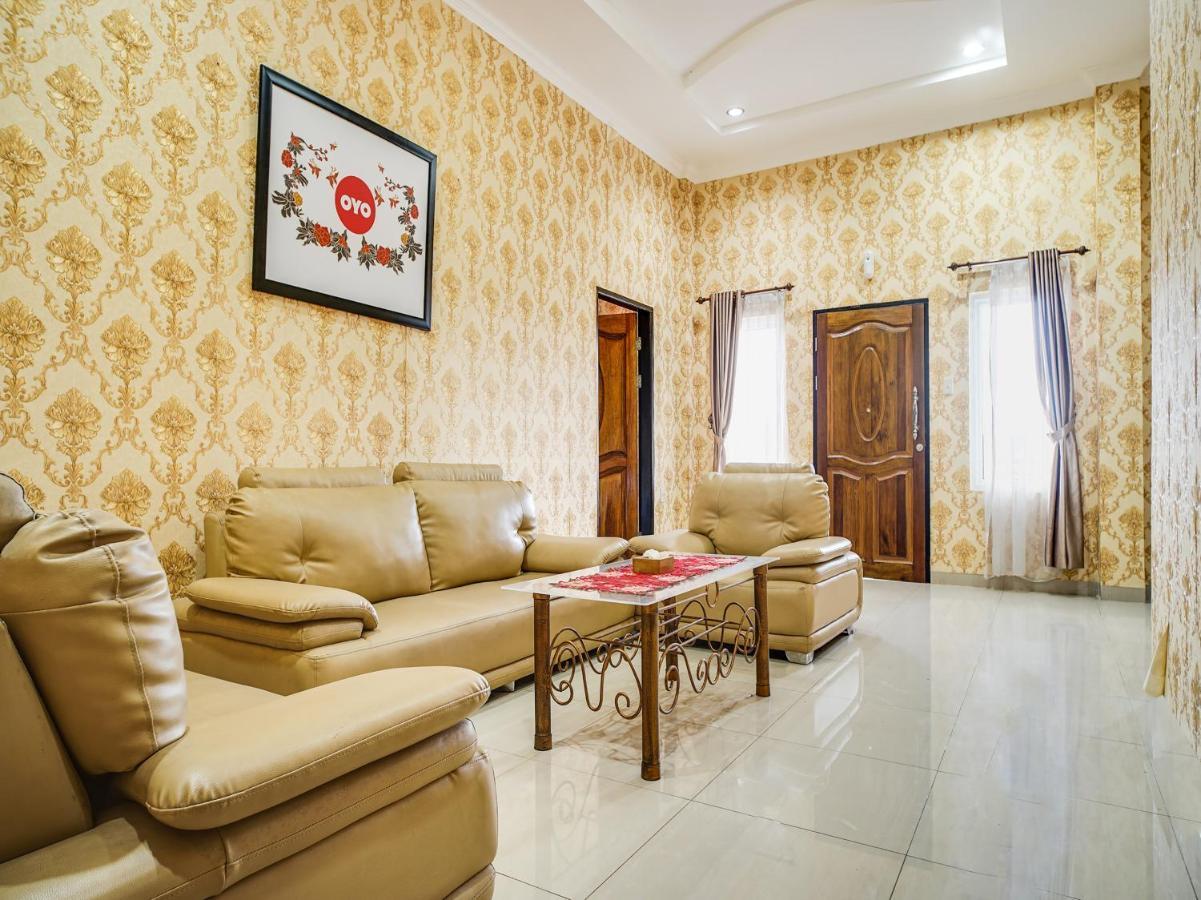 Capital O 540 Esther Hotel Balige Luaran gambar