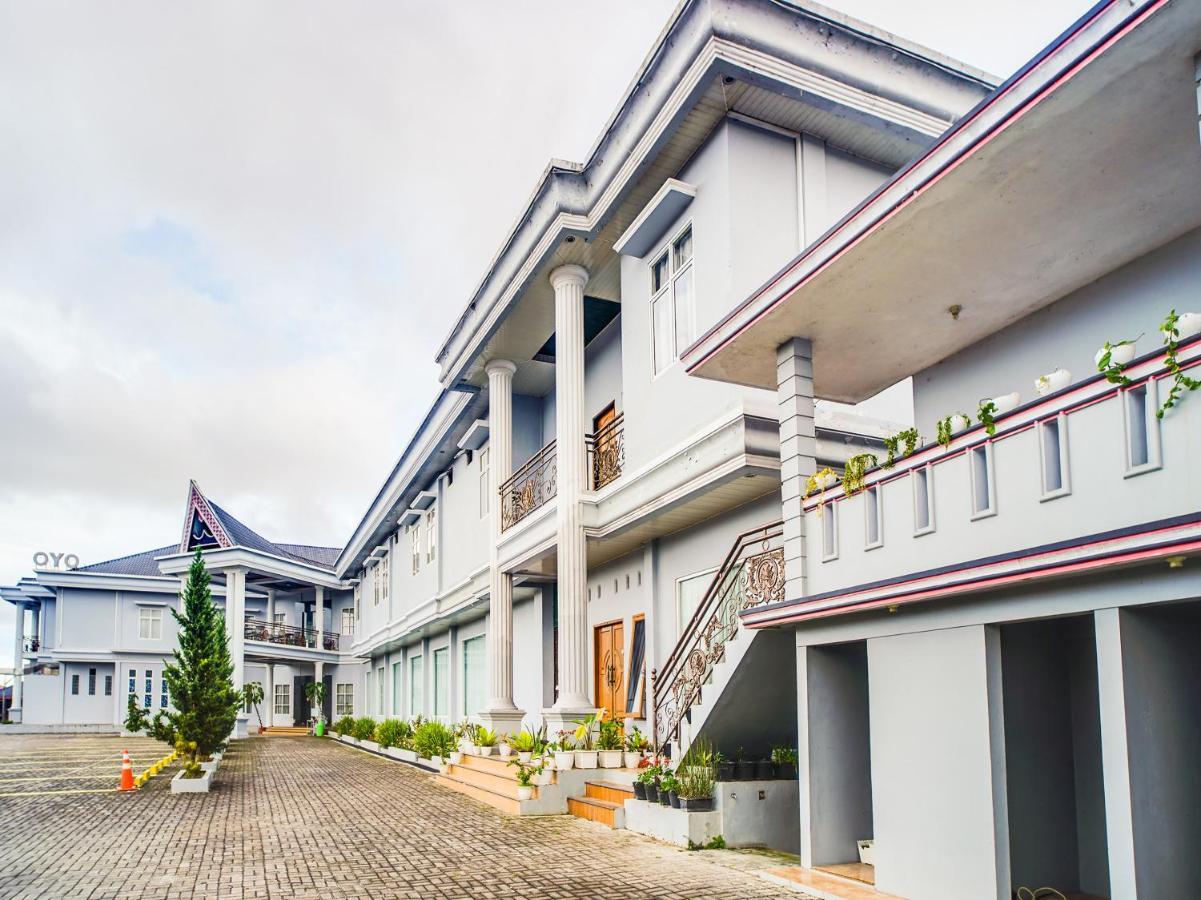 Capital O 540 Esther Hotel Balige Luaran gambar